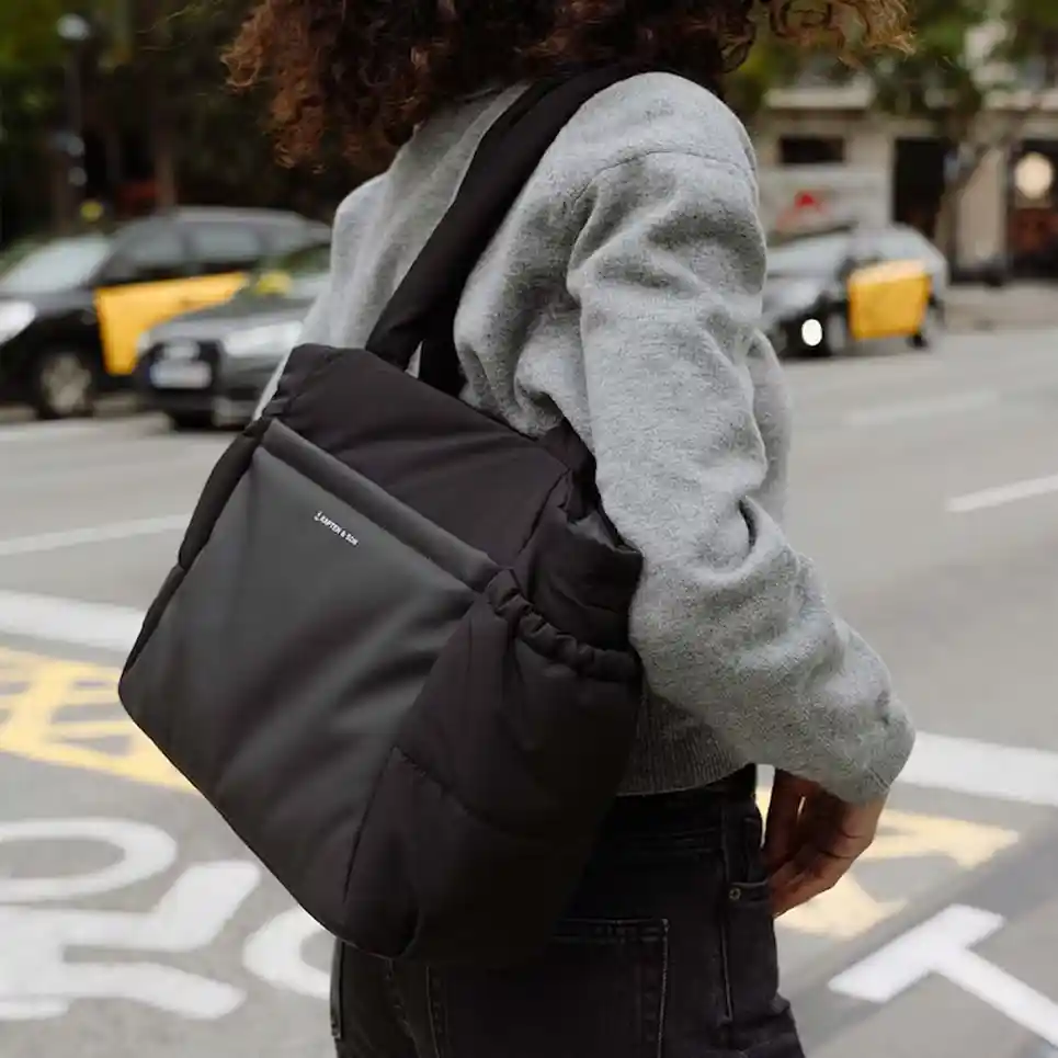 A women carry a tote bag in the street