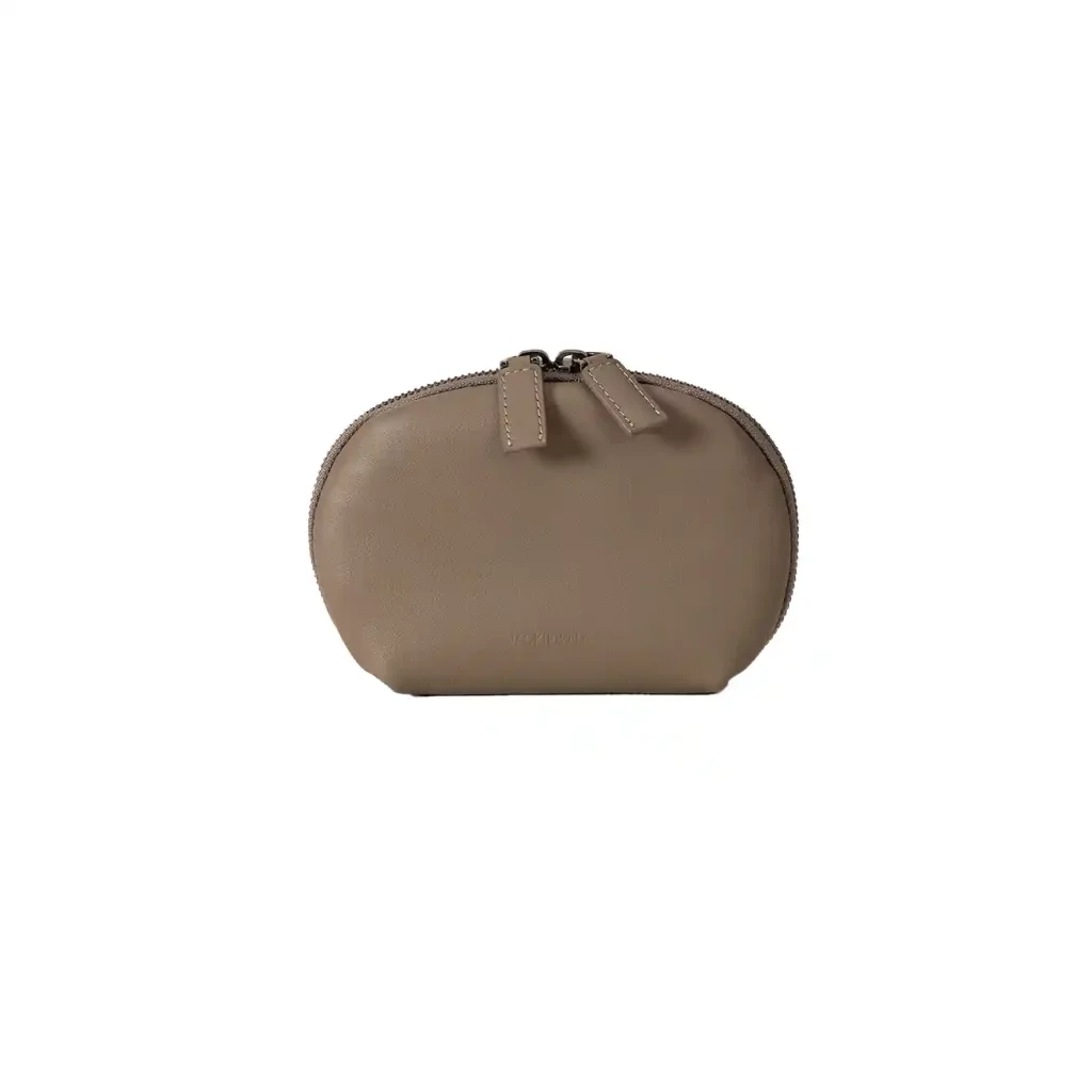 Brown wash bag with zipper pocket opening (1)